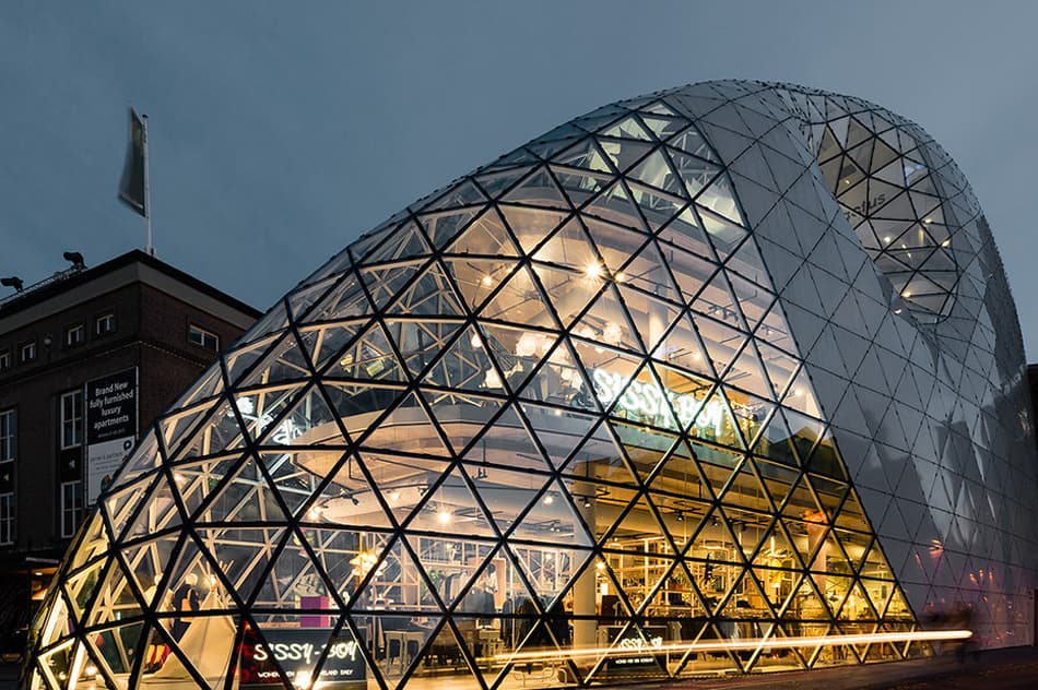 واجهة قبة تجارية ليلية